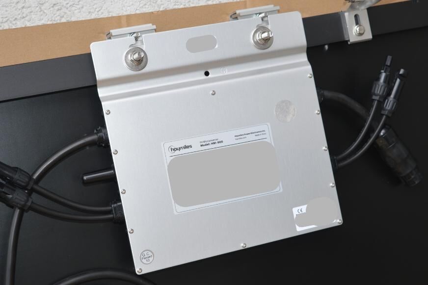 Die Hoymiles HM-800 Wechselrichter ist mit dem Yuma Flat Balkonkraftwerk bei Smart-Home-Fox im Test und ist am Yuma Solarmodul befestigt.